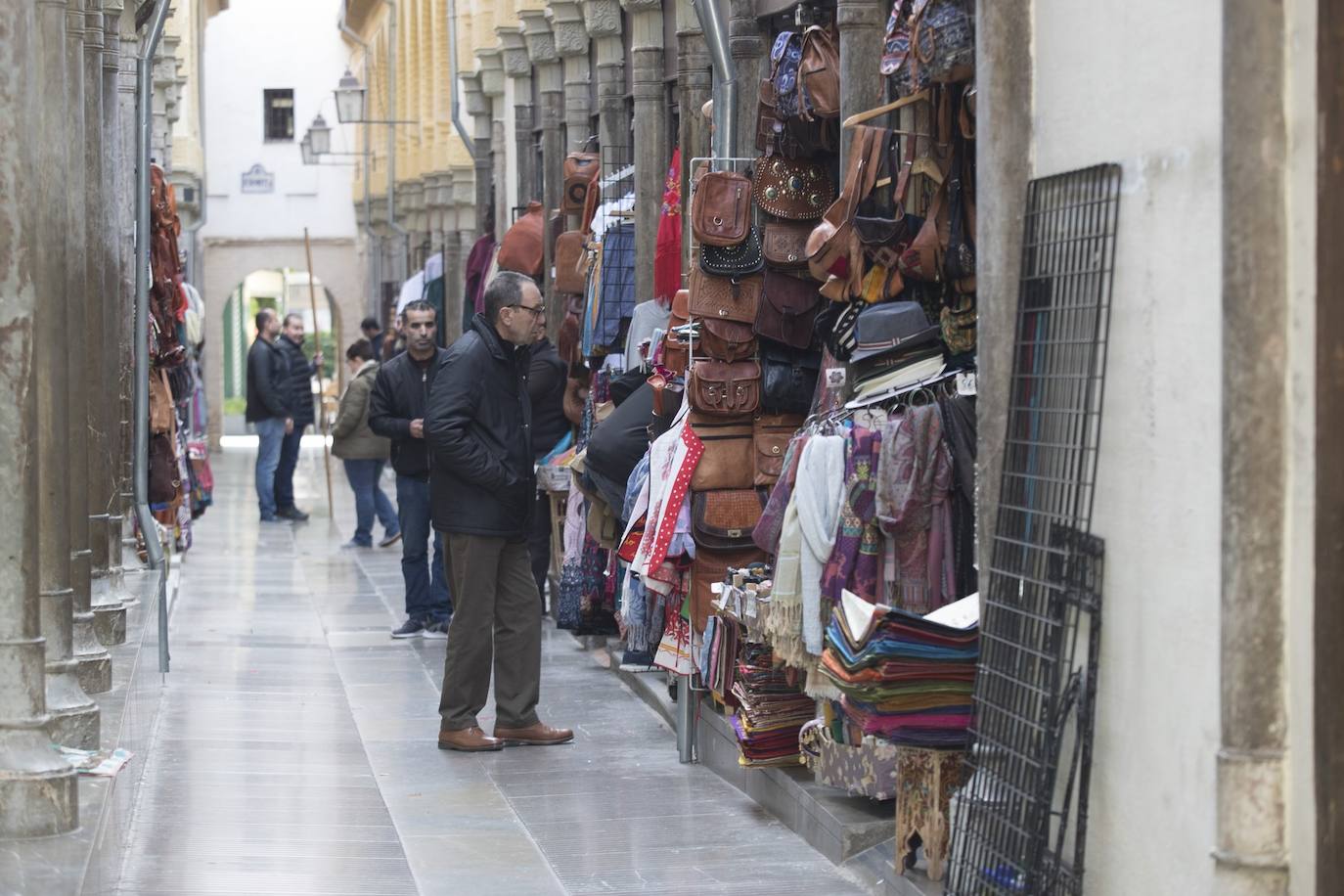 Tras la entrada en vigor de la ordenanza y unos cuantos meses después se respetó, pero la 'picaresca' de los comerciantes ha hecho que se recupere poco a poco la imagen anterior