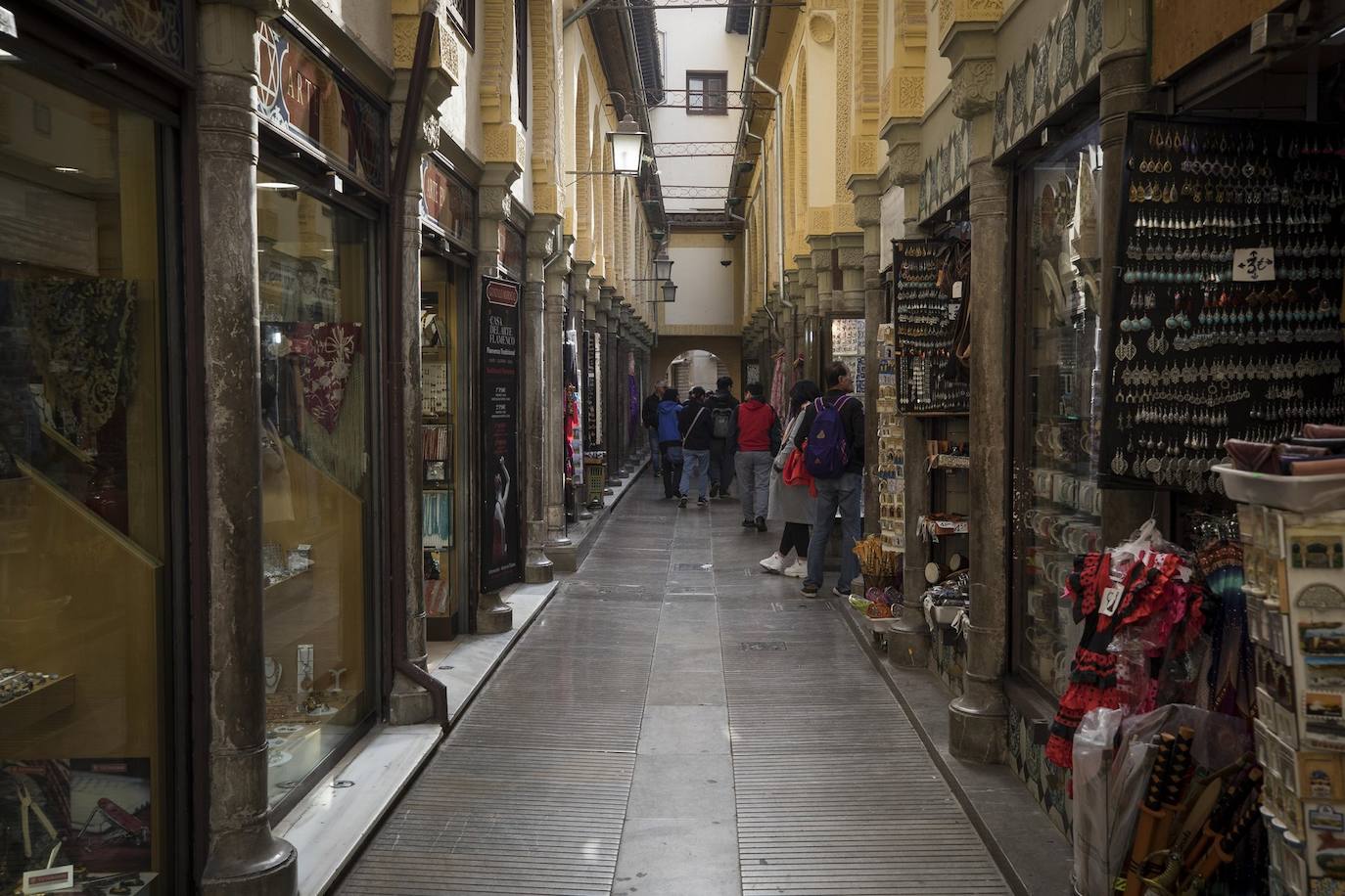 Tras la entrada en vigor de la ordenanza y unos cuantos meses después se respetó, pero la 'picaresca' de los comerciantes ha hecho que se recupere poco a poco la imagen anterior