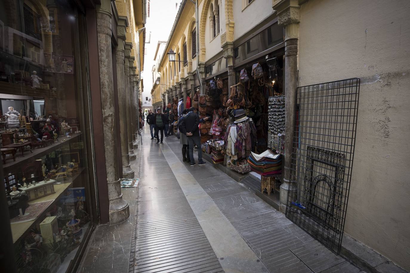 Tras la entrada en vigor de la ordenanza y unos cuantos meses después se respetó, pero la 'picaresca' de los comerciantes ha hecho que se recupere poco a poco la imagen anterior