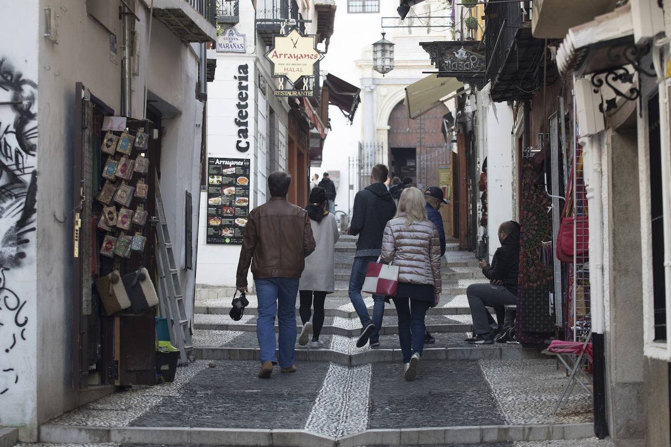 Tras la entrada en vigor de la ordenanza y unos cuantos meses después se respetó, pero la 'picaresca' de los comerciantes ha hecho que se recupere poco a poco la imagen anterior