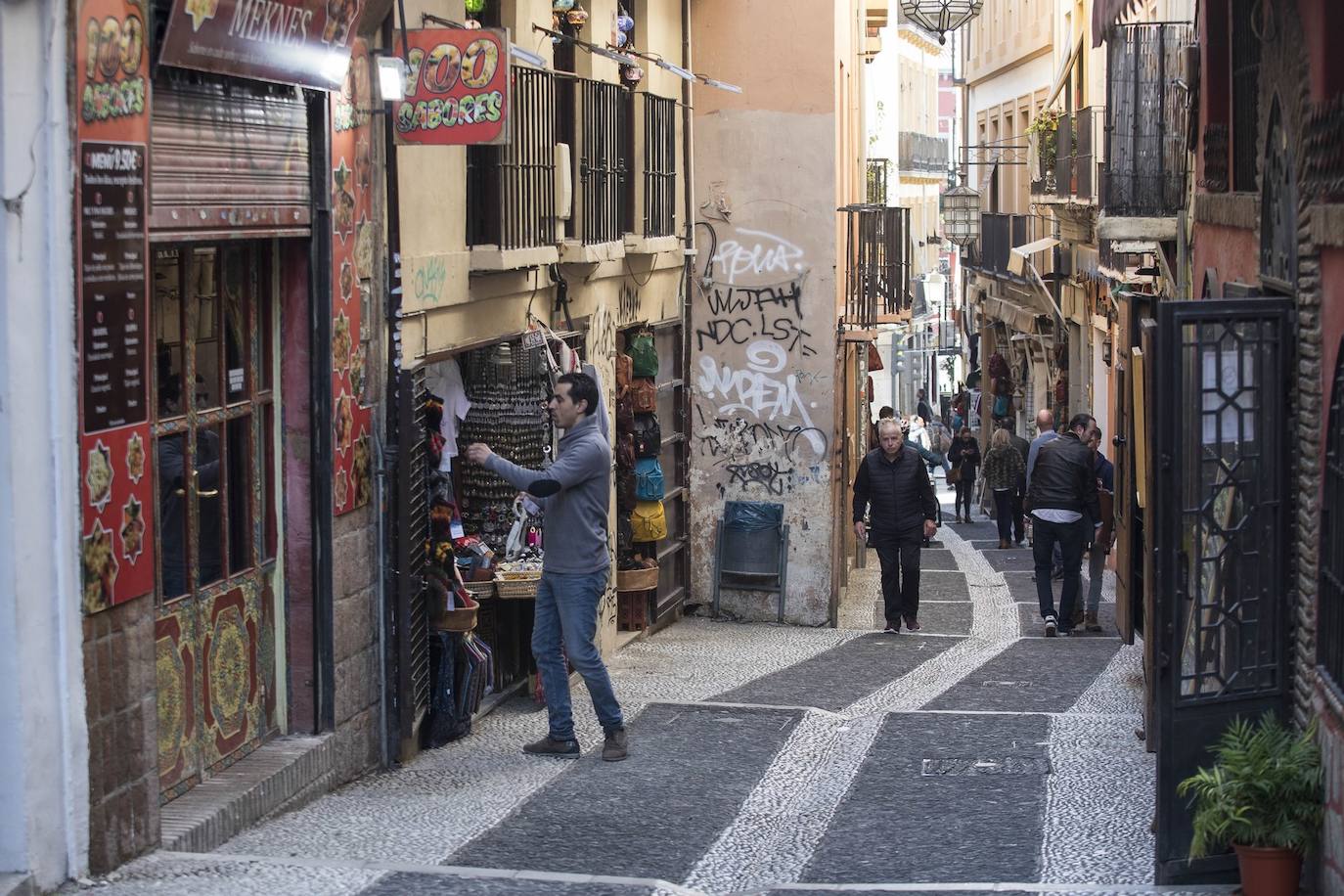 Tras la entrada en vigor de la ordenanza y unos cuantos meses después se respetó, pero la 'picaresca' de los comerciantes ha hecho que se recupere poco a poco la imagen anterior