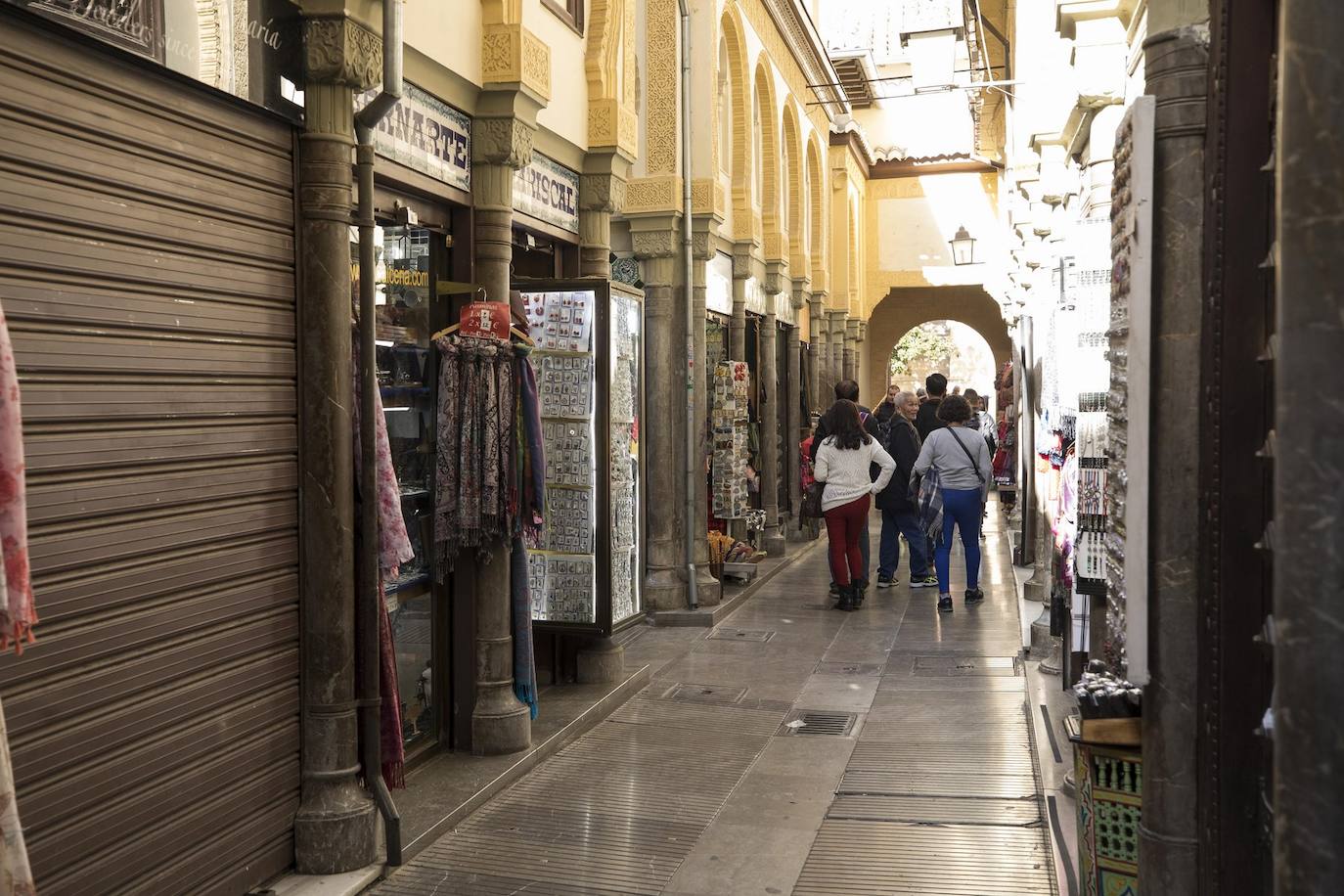 Tras la entrada en vigor de la ordenanza y unos cuantos meses después se respetó, pero la 'picaresca' de los comerciantes ha hecho que se recupere poco a poco la imagen anterior
