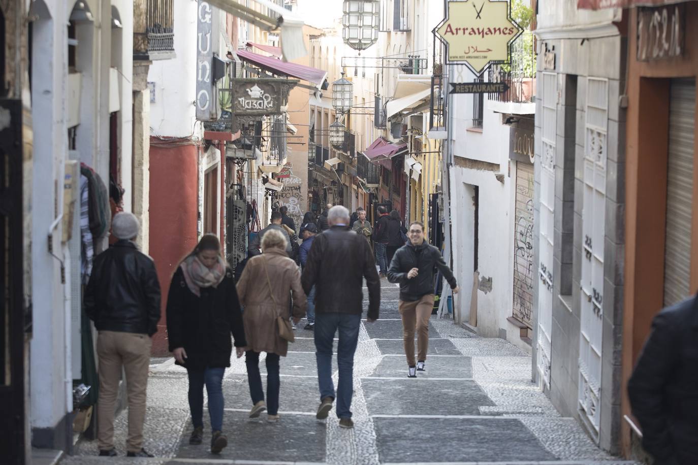 Tras la entrada en vigor de la ordenanza y unos cuantos meses después se respetó, pero la 'picaresca' de los comerciantes ha hecho que se recupere poco a poco la imagen anterior