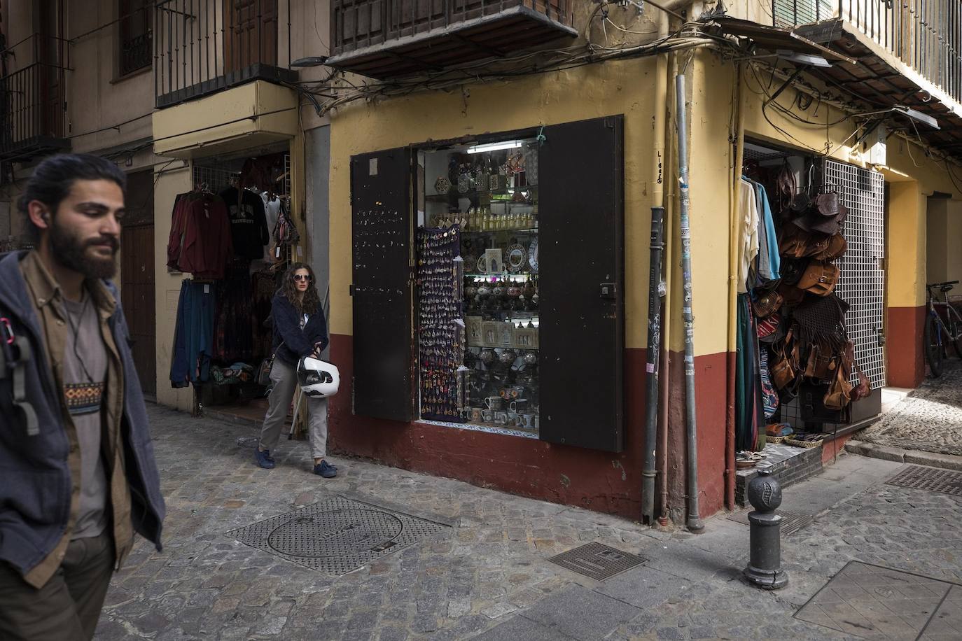 Tras la entrada en vigor de la ordenanza y unos cuantos meses después se respetó, pero la 'picaresca' de los comerciantes ha hecho que se recupere poco a poco la imagen anterior