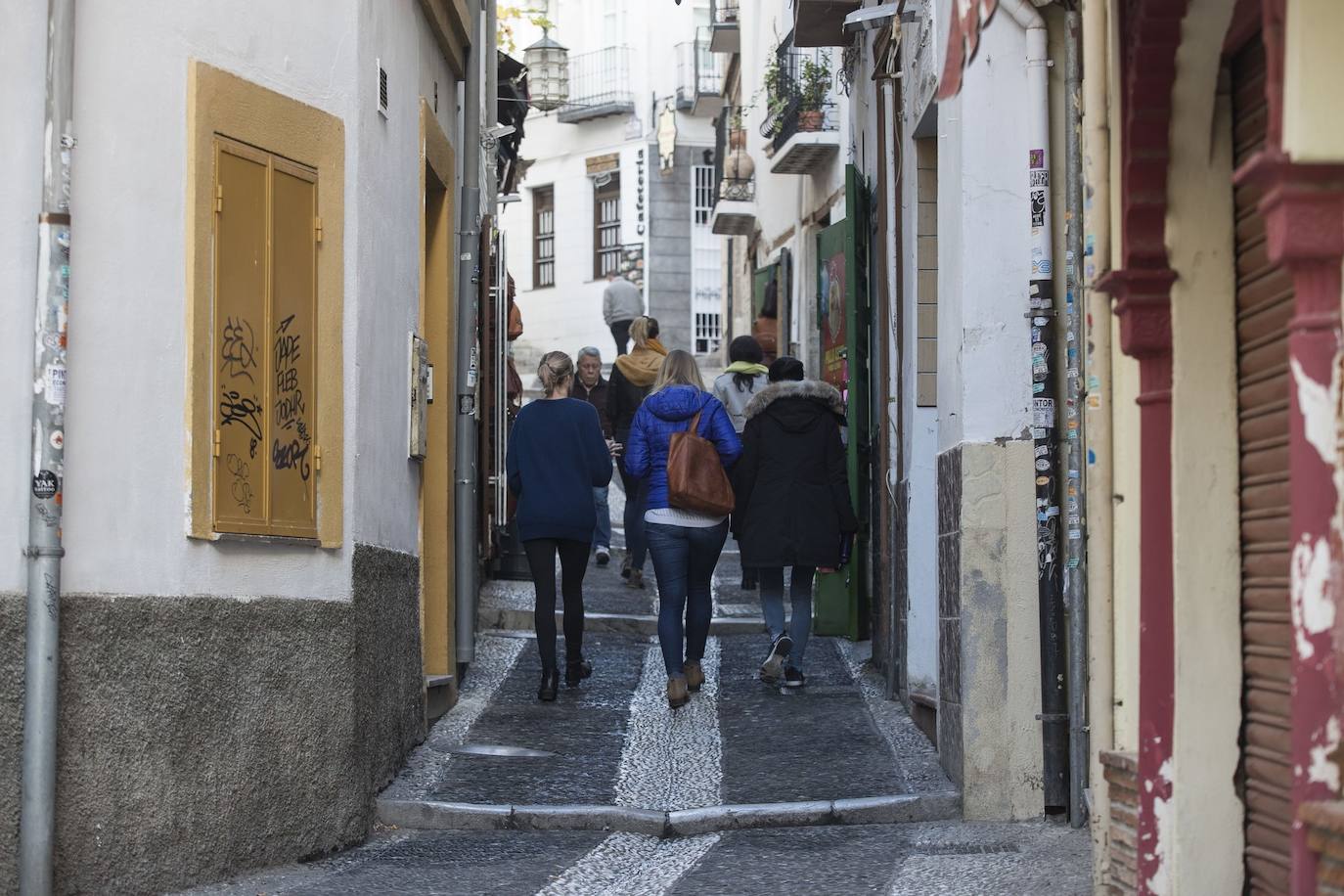 Tras la entrada en vigor de la ordenanza y unos cuantos meses después se respetó, pero la 'picaresca' de los comerciantes ha hecho que se recupere poco a poco la imagen anterior