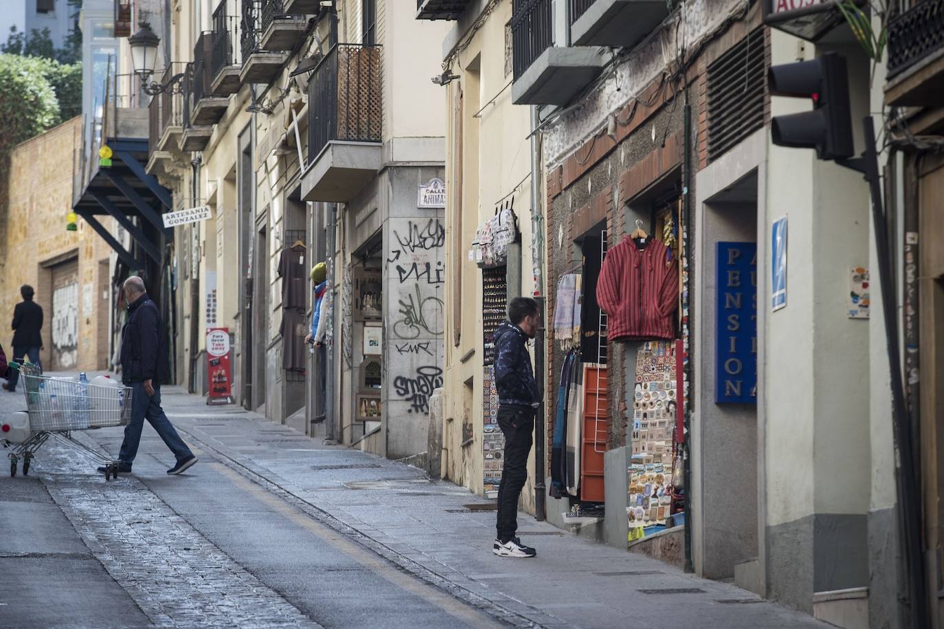 Tras la entrada en vigor de la ordenanza y unos cuantos meses después se respetó, pero la 'picaresca' de los comerciantes ha hecho que se recupere poco a poco la imagen anterior