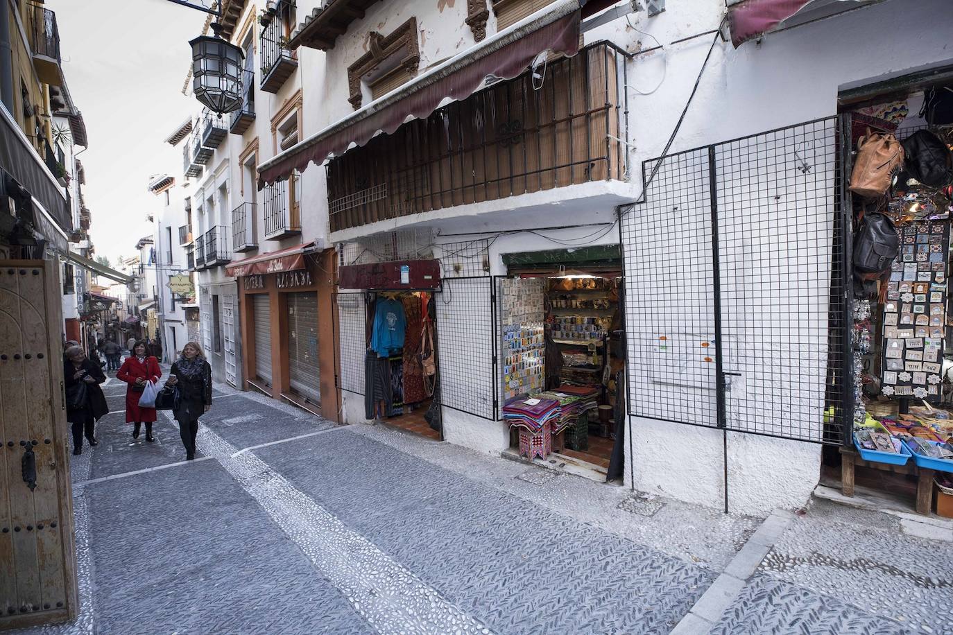 Tras la entrada en vigor de la ordenanza y unos cuantos meses después se respetó, pero la 'picaresca' de los comerciantes ha hecho que se recupere poco a poco la imagen anterior