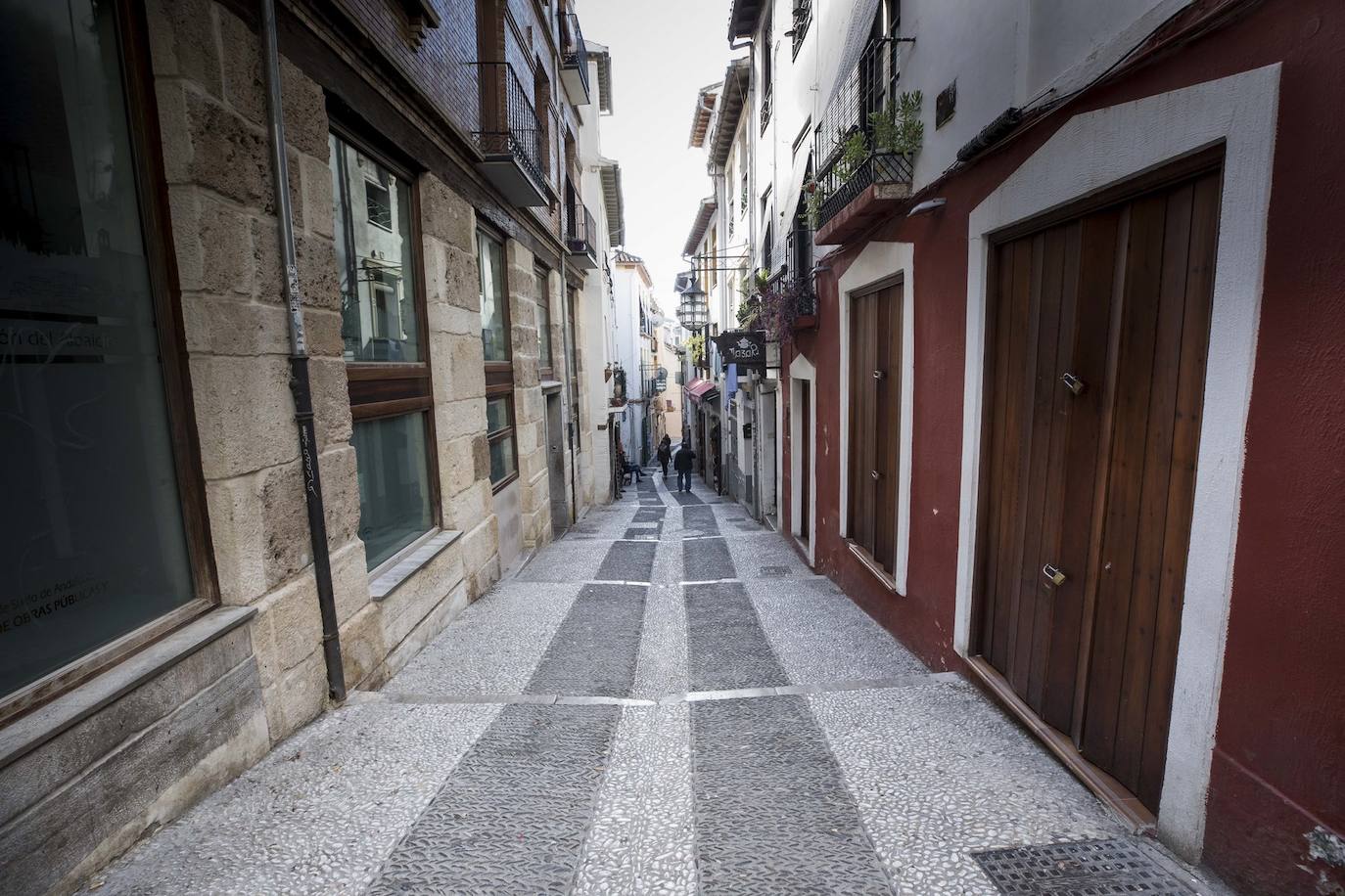 Tras la entrada en vigor de la ordenanza y unos cuantos meses después se respetó, pero la 'picaresca' de los comerciantes ha hecho que se recupere poco a poco la imagen anterior