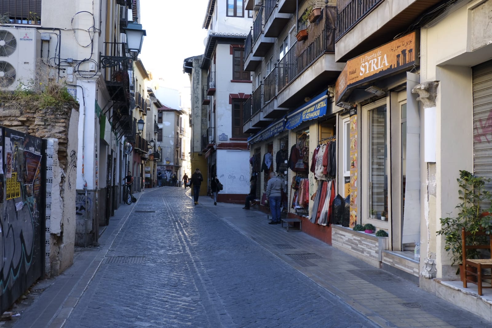 Tras la entrada en vigor de la ordenanza y unos cuantos meses después se respetó, pero la 'picaresca' de los comerciantes ha hecho que se recupere poco a poco la imagen anterior