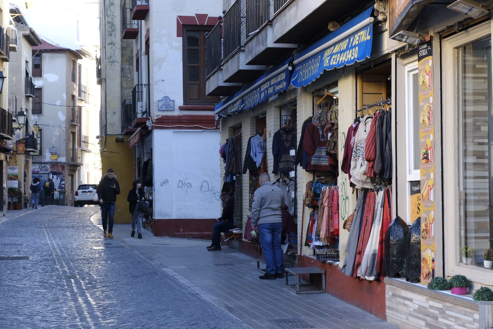 Tras la entrada en vigor de la ordenanza y unos cuantos meses después se respetó, pero la 'picaresca' de los comerciantes ha hecho que se recupere poco a poco la imagen anterior