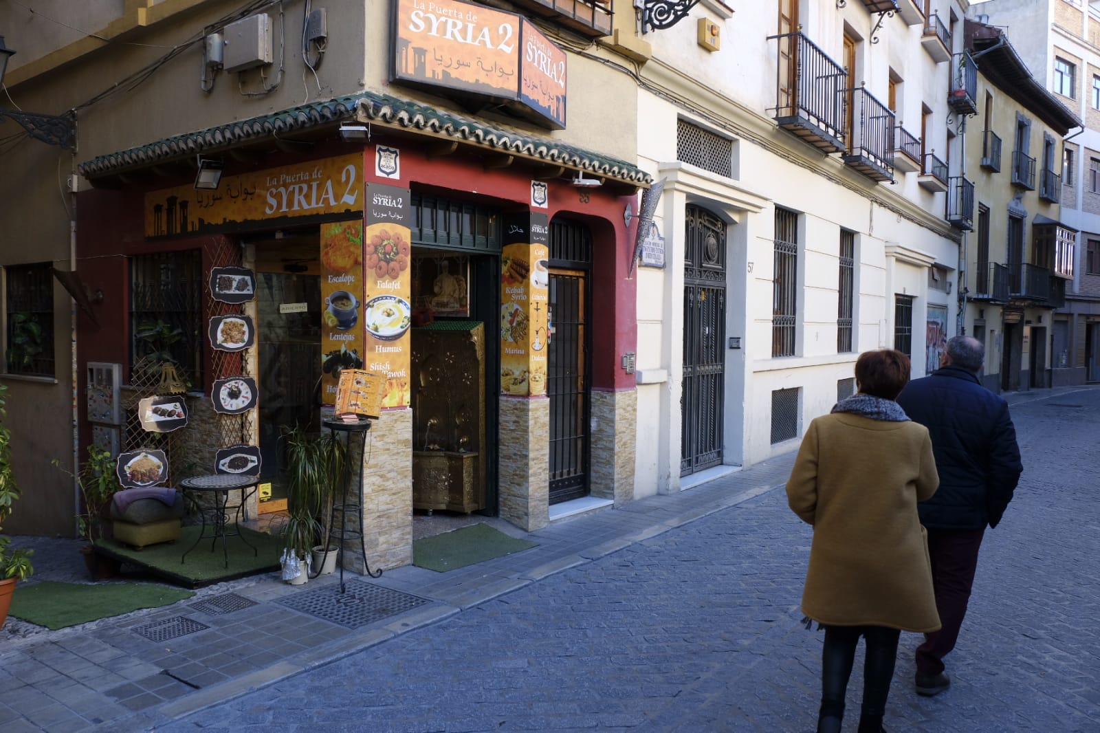 Tras la entrada en vigor de la ordenanza y unos cuantos meses después se respetó, pero la 'picaresca' de los comerciantes ha hecho que se recupere poco a poco la imagen anterior