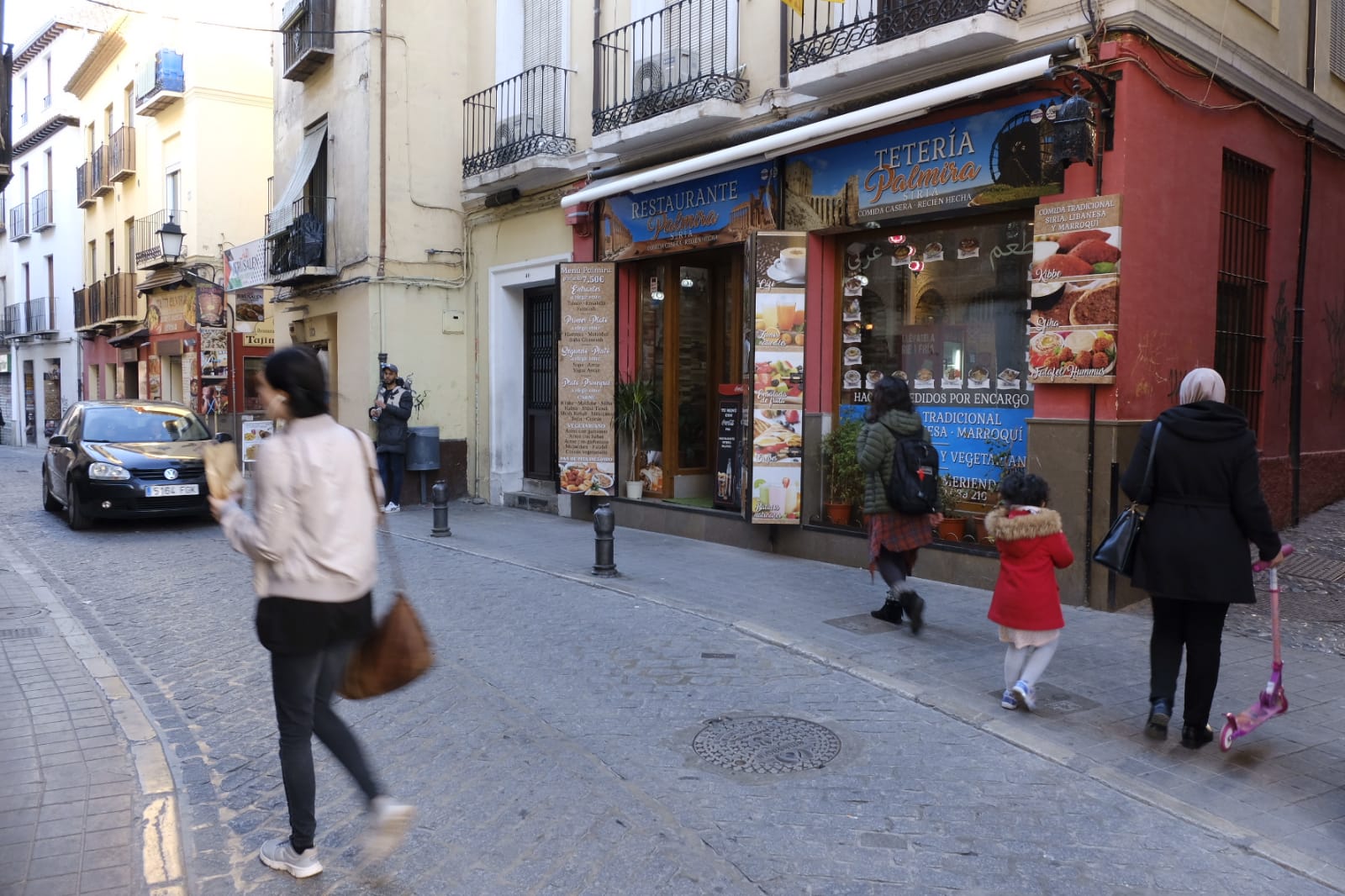 Tras la entrada en vigor de la ordenanza y unos cuantos meses después se respetó, pero la 'picaresca' de los comerciantes ha hecho que se recupere poco a poco la imagen anterior