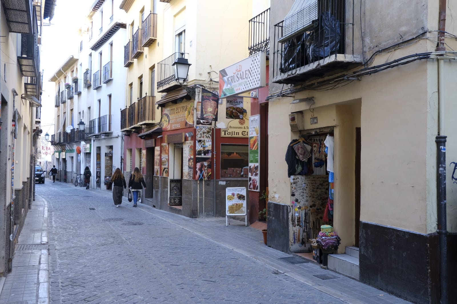 Tras la entrada en vigor de la ordenanza y unos cuantos meses después se respetó, pero la 'picaresca' de los comerciantes ha hecho que se recupere poco a poco la imagen anterior