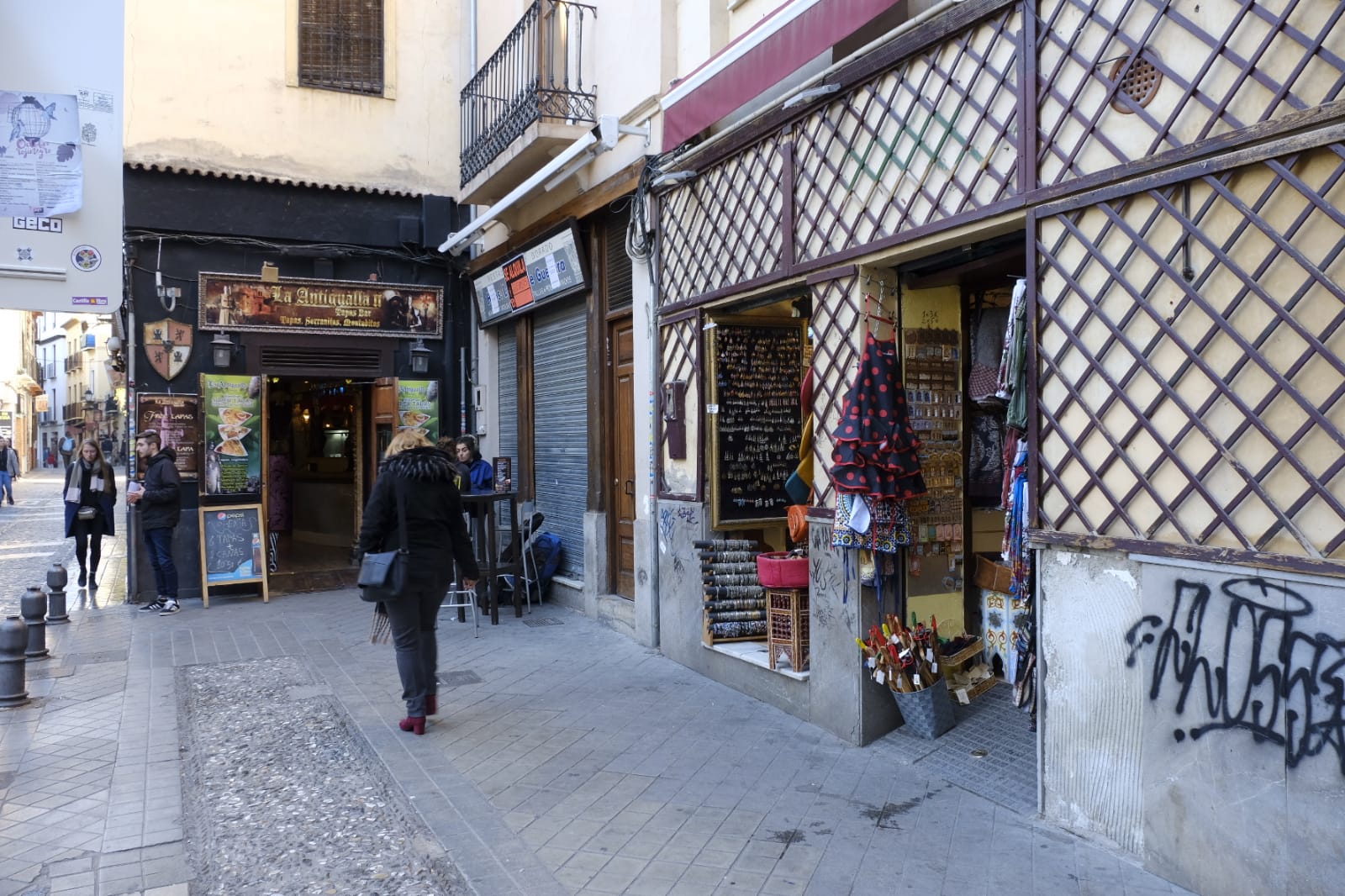 Tras la entrada en vigor de la ordenanza y unos cuantos meses después se respetó, pero la 'picaresca' de los comerciantes ha hecho que se recupere poco a poco la imagen anterior