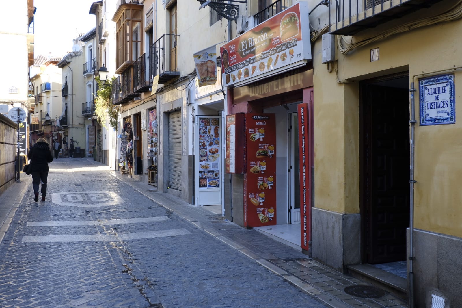 Tras la entrada en vigor de la ordenanza y unos cuantos meses después se respetó, pero la 'picaresca' de los comerciantes ha hecho que se recupere poco a poco la imagen anterior