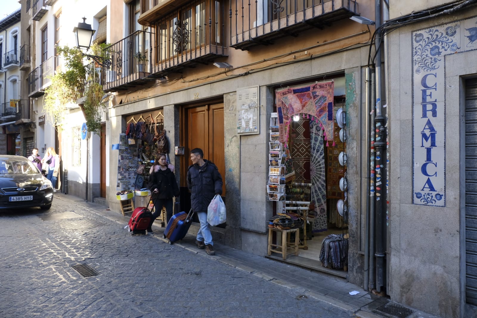 Tras la entrada en vigor de la ordenanza y unos cuantos meses después se respetó, pero la 'picaresca' de los comerciantes ha hecho que se recupere poco a poco la imagen anterior