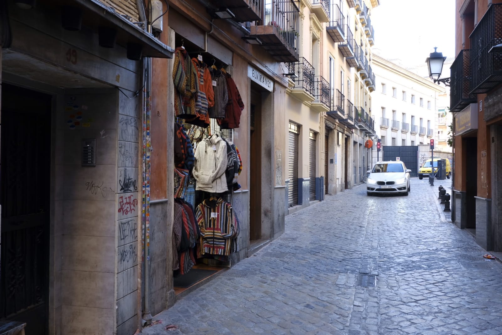 Tras la entrada en vigor de la ordenanza y unos cuantos meses después se respetó, pero la 'picaresca' de los comerciantes ha hecho que se recupere poco a poco la imagen anterior