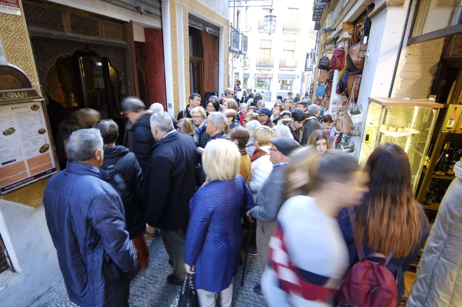 Tras la entrada en vigor de la ordenanza y unos cuantos meses después se respetó, pero la 'picaresca' de los comerciantes ha hecho que se recupere poco a poco la imagen anterior