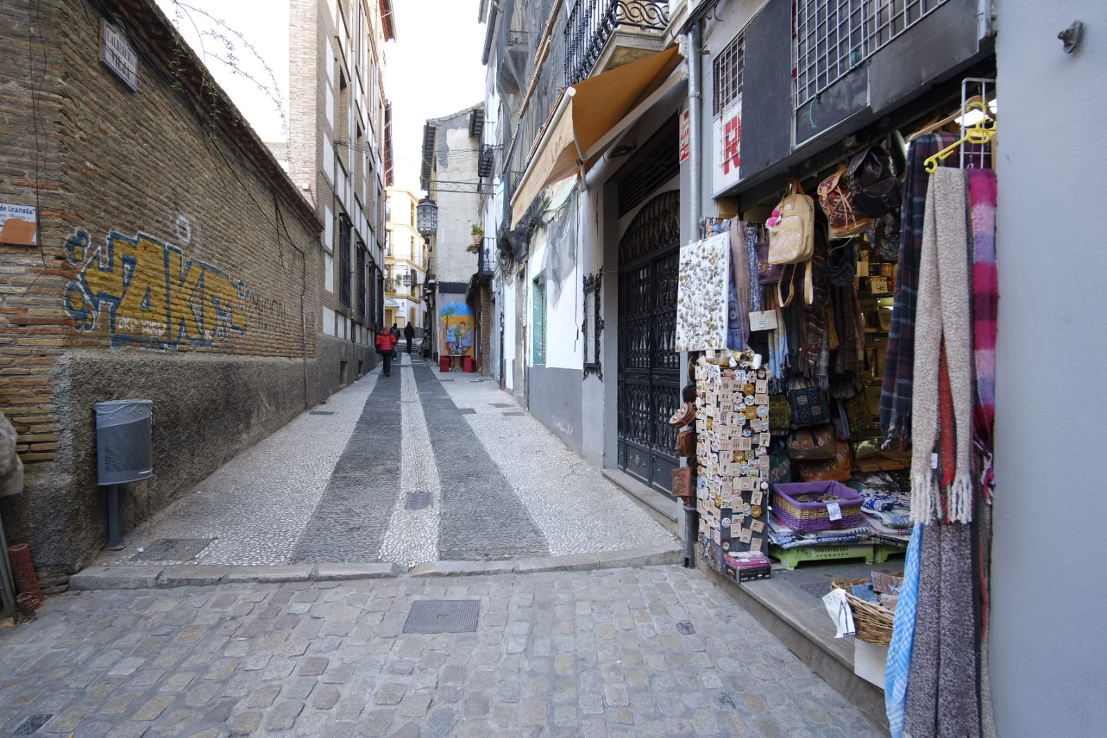 Tras la entrada en vigor de la ordenanza y unos cuantos meses después se respetó, pero la 'picaresca' de los comerciantes ha hecho que se recupere poco a poco la imagen anterior