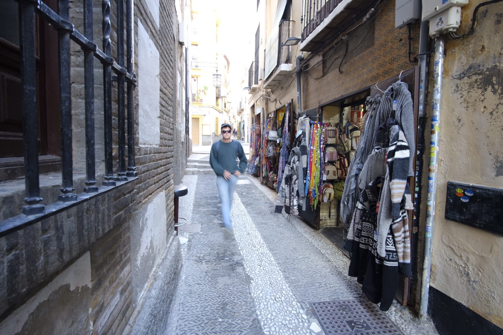 Tras la entrada en vigor de la ordenanza y unos cuantos meses después se respetó, pero la 'picaresca' de los comerciantes ha hecho que se recupere poco a poco la imagen anterior
