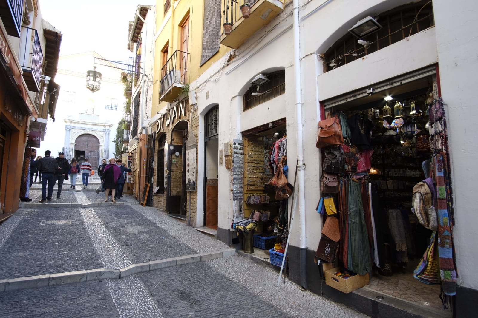 Tras la entrada en vigor de la ordenanza y unos cuantos meses después se respetó, pero la 'picaresca' de los comerciantes ha hecho que se recupere poco a poco la imagen anterior