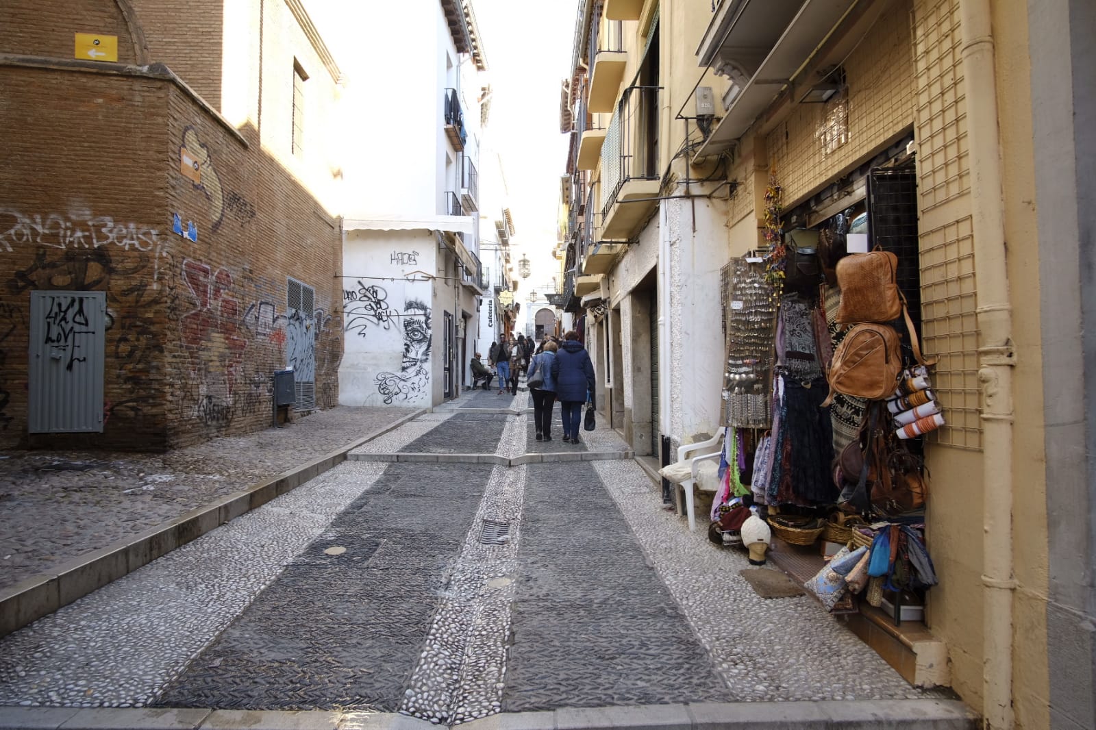 Tras la entrada en vigor de la ordenanza y unos cuantos meses después se respetó, pero la 'picaresca' de los comerciantes ha hecho que se recupere poco a poco la imagen anterior