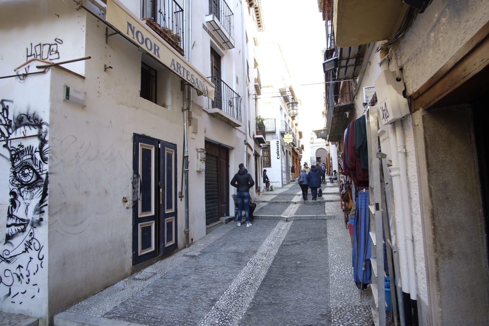 Tras la entrada en vigor de la ordenanza y unos cuantos meses después se respetó, pero la 'picaresca' de los comerciantes ha hecho que se recupere poco a poco la imagen anterior