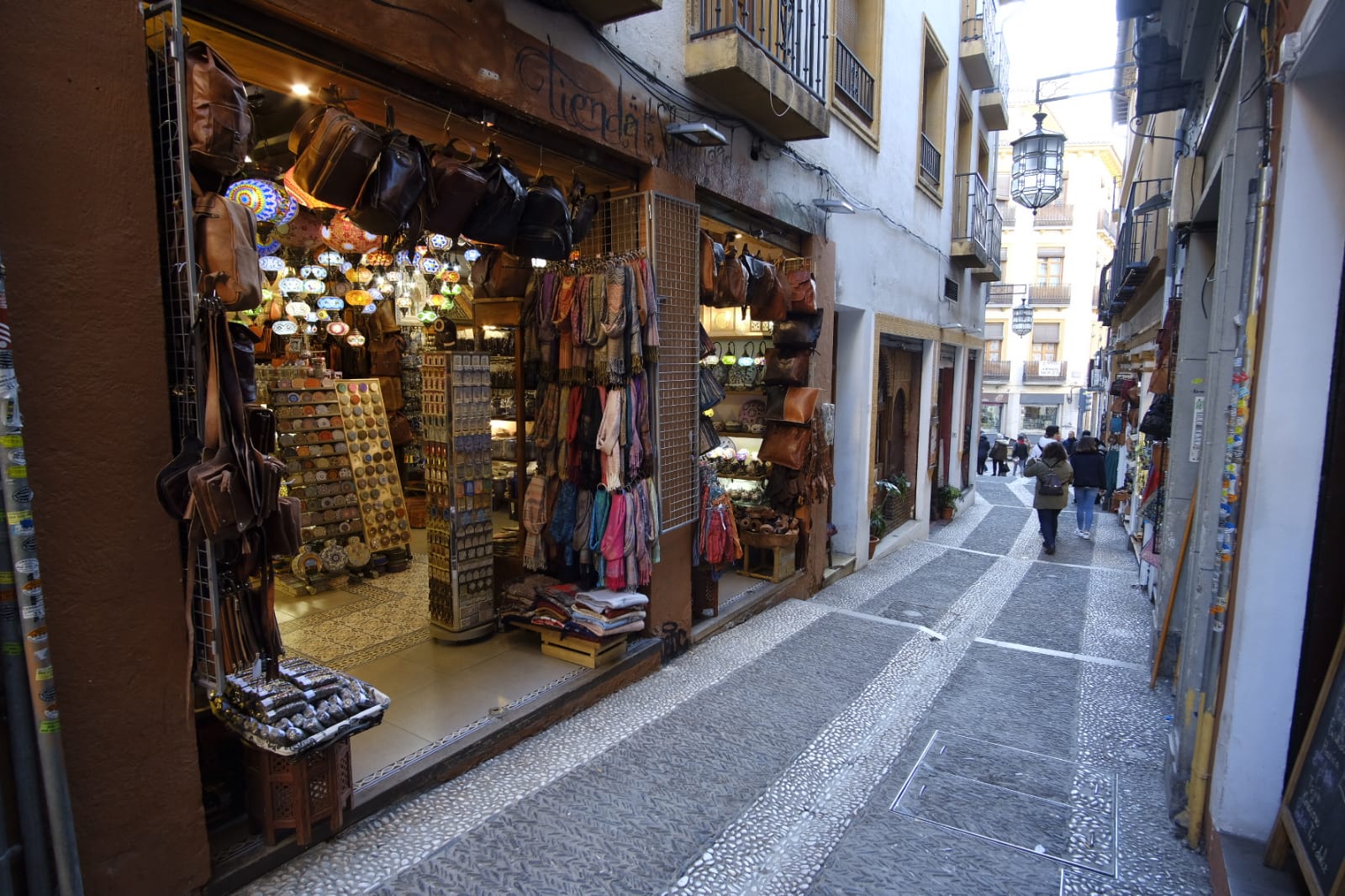 Tras la entrada en vigor de la ordenanza y unos cuantos meses después se respetó, pero la 'picaresca' de los comerciantes ha hecho que se recupere poco a poco la imagen anterior