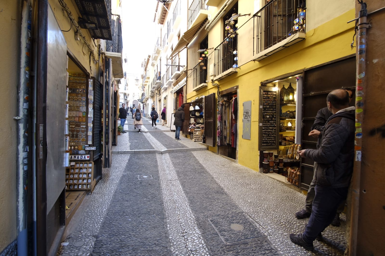 Tras la entrada en vigor de la ordenanza y unos cuantos meses después se respetó, pero la 'picaresca' de los comerciantes ha hecho que se recupere poco a poco la imagen anterior