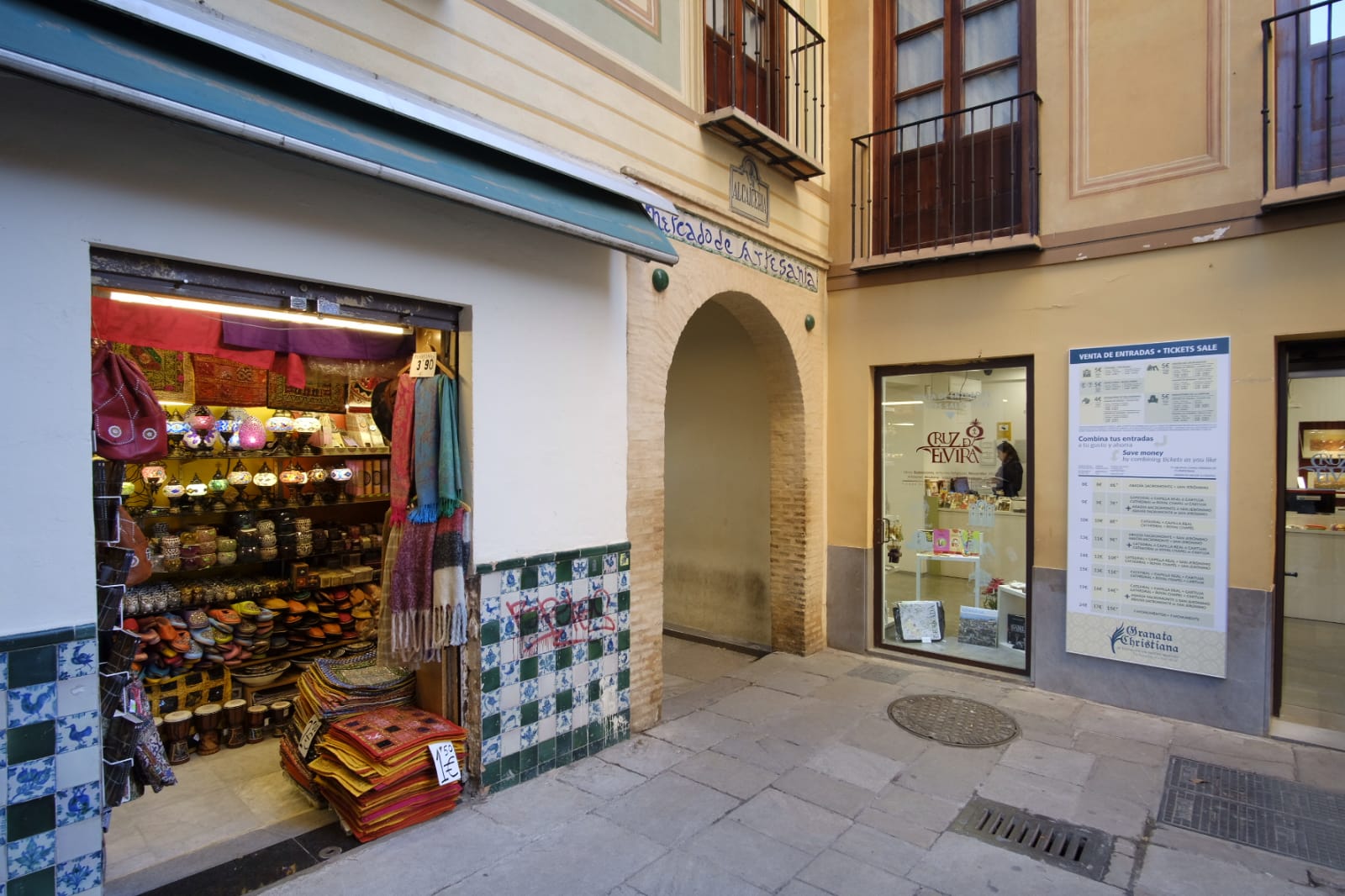 Tras la entrada en vigor de la ordenanza y unos cuantos meses después se respetó, pero la 'picaresca' de los comerciantes ha hecho que se recupere poco a poco la imagen anterior