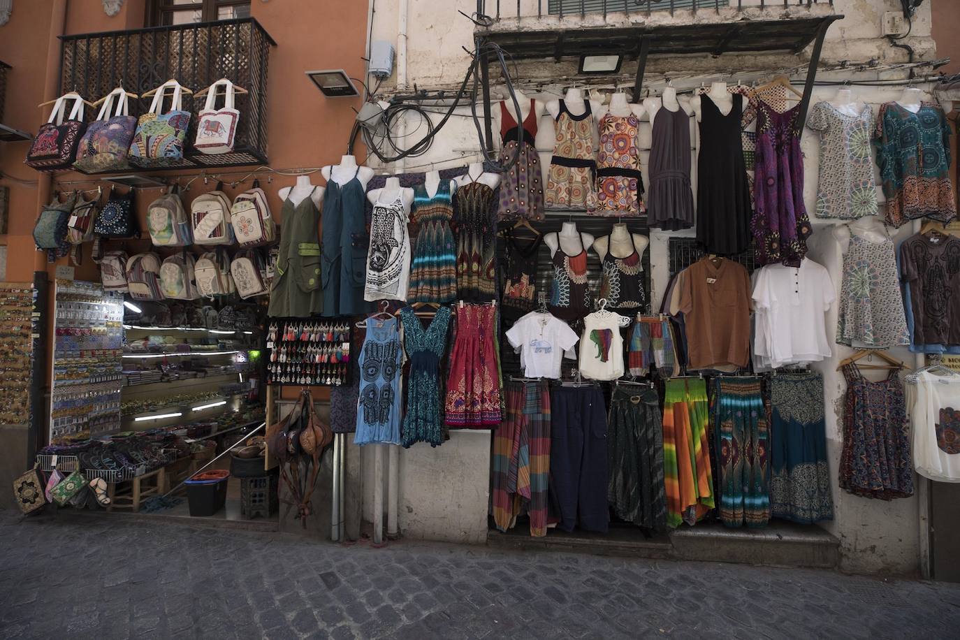 A pesar de que existe un reglamento para no ocupar la vía, los comerciantes han ido ocupando el espacio en la calle por el que se creó dicha ordenanza