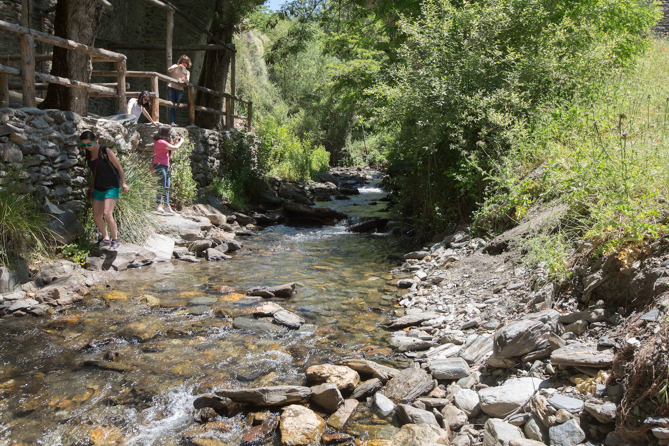 El río Maitena: forma una piscina natural en las cercanías del municipio de Güéjar-Sierra que está perfectamente preparada para el baño. Por el cauce de este río también se puede realizar una ruta y, de camino, parar a bañarse y hacer un picnic.