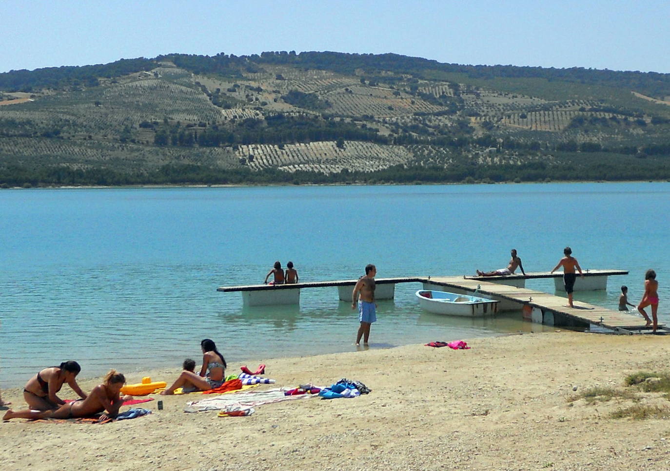 Embalse de Los Bermejales: situado en el municipio Arenas del Rey, en él se pueden realizar actividades además de darse un buen baño. 