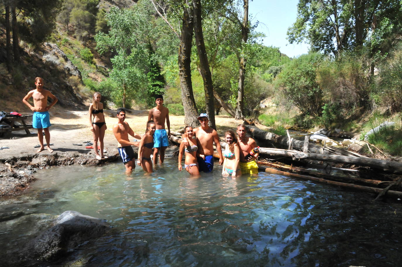 El río Dílar: en un rincón del municipio homónimo, las aguas de este río sirven de piscina natural para muchos granadinos. Numerosas familias acuden durante el verano a pasar el día ya sea con su propia comida o dispuestos a almorzar en el merendero que hay en la orilla.