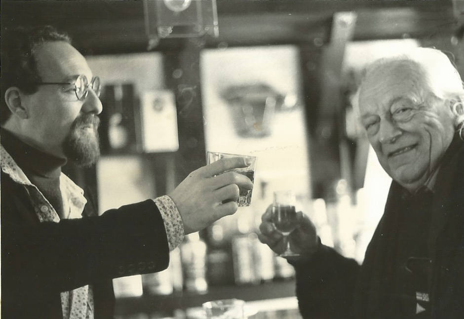 Javier Egea y Rafael Alberti brindan por la vida con un vaso de Fino Quinta.