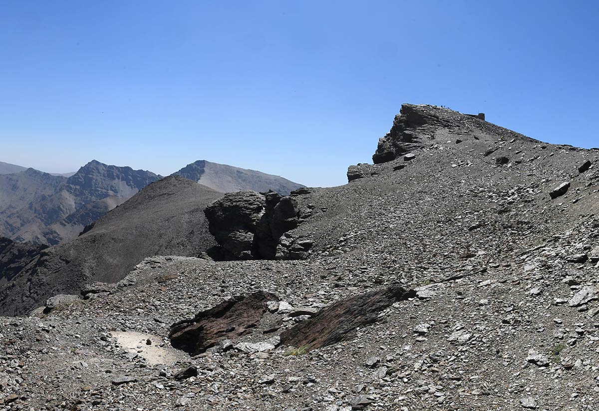 Coronar el Veleta es viajar al corazón de Sierra Nevada y entender el pulso de una montaña viva, es el segundo pico más alto de la sierra y el que marca la imagen más conocida del macizo nevadense, su cima es el gran mirador del sur de Europa