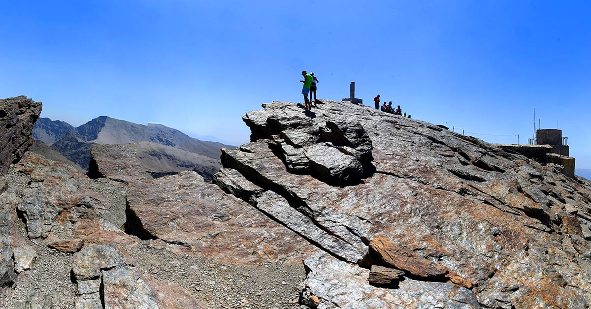 Coronar el Veleta es viajar al corazón de Sierra Nevada y entender el pulso de una montaña viva, es el segundo pico más alto de la sierra y el que marca la imagen más conocida del macizo nevadense, su cima es el gran mirador del sur de Europa