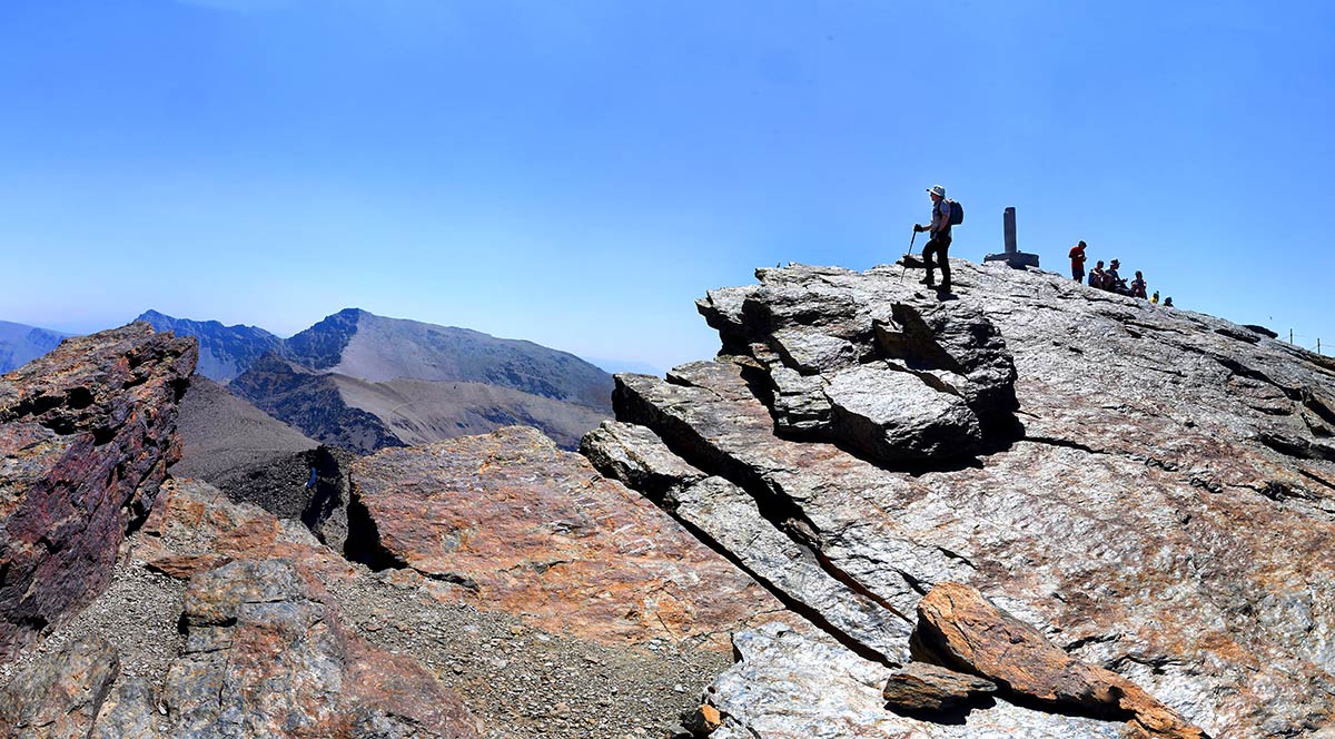 Coronar el Veleta es viajar al corazón de Sierra Nevada y entender el pulso de una montaña viva, es el segundo pico más alto de la sierra y el que marca la imagen más conocida del macizo nevadense, su cima es el gran mirador del sur de Europa