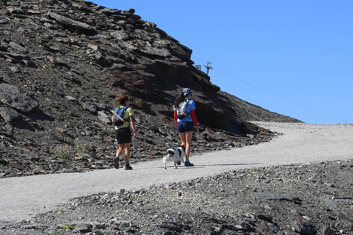 Coronar el Veleta es viajar al corazón de Sierra Nevada y entender el pulso de una montaña viva, es el segundo pico más alto de la sierra y el que marca la imagen más conocida del macizo nevadense, su cima es el gran mirador del sur de Europa