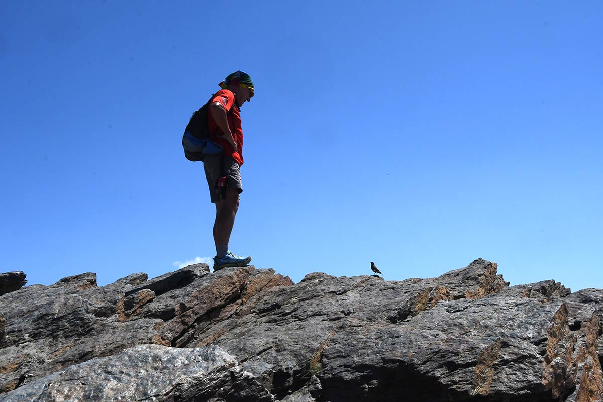 Coronar el Veleta es viajar al corazón de Sierra Nevada y entender el pulso de una montaña viva, es el segundo pico más alto de la sierra y el que marca la imagen más conocida del macizo nevadense, su cima es el gran mirador del sur de Europa