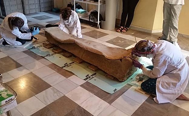 Limpieza exterior del sarcófago tras ser depositado en el Museo Arqueológico.