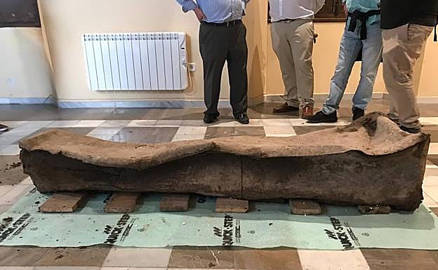 El sarcófago mide dos metros y pesa más de 300 kilogramos.