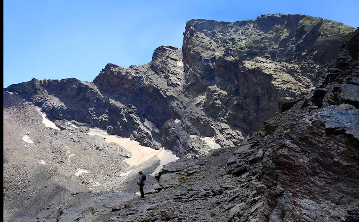 La cara norte del Veleta, subimos a la cumbre donde las montañas acarician el cielo. 