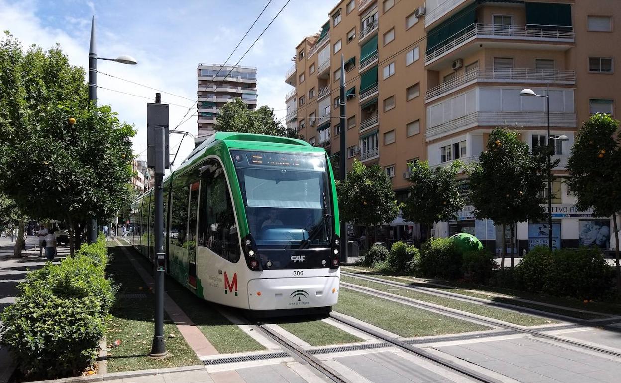 El 'nuevo' metro que llega a Granada: 9 novedades que incluyen semáforos, señales, barandillas y árboles