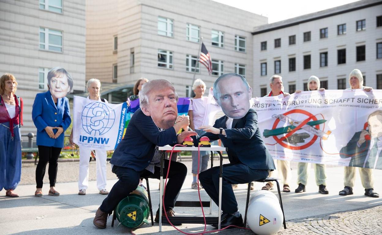 Protesta en Berlín por el final del acuerdo entre EE UU y Rusia sobre armas nucleares de alcance medio.