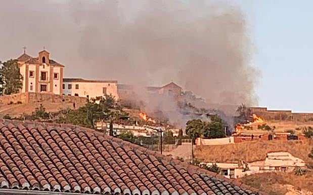 El fuego se encuentra cerca de la Ermita de San Miguel.