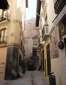 Imagen secundaria 2 - 1. Paqui una de las inquilinas de la Taberna La Sabinilla abre la puerta del establecimiento (2010). 2 y 3: Comparativa de la calle y el edificio entre 2010 y 2019.