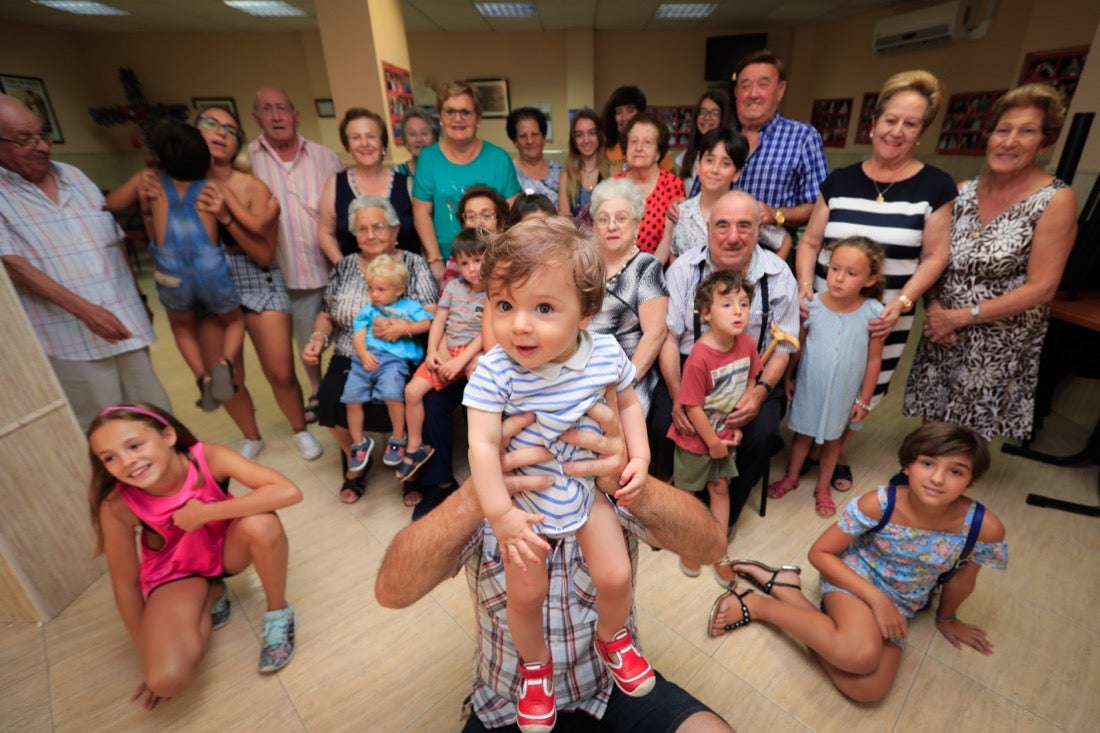 Un grupo de vecinos de Vegas del Genil que representan tres generaciones distintas posa para IDEAL.