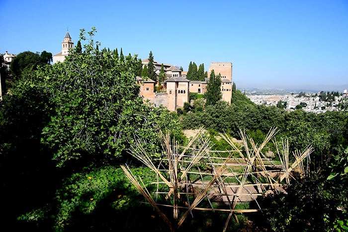 Entre el Generalife y la Alhambra aún perdura el vergel de los sultanes y sus almunias. Conocer los huertos es adentrarse en el único espacio monumental andalusí cultivado sin pausa desde hace más de 800 años