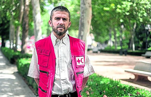 En Granada. Cuando no trabaja en el otro extremo del mundo, Pierre vive en Granada, ciudad que eligió por la forma de vida española y por su naturaleza privilegiada.